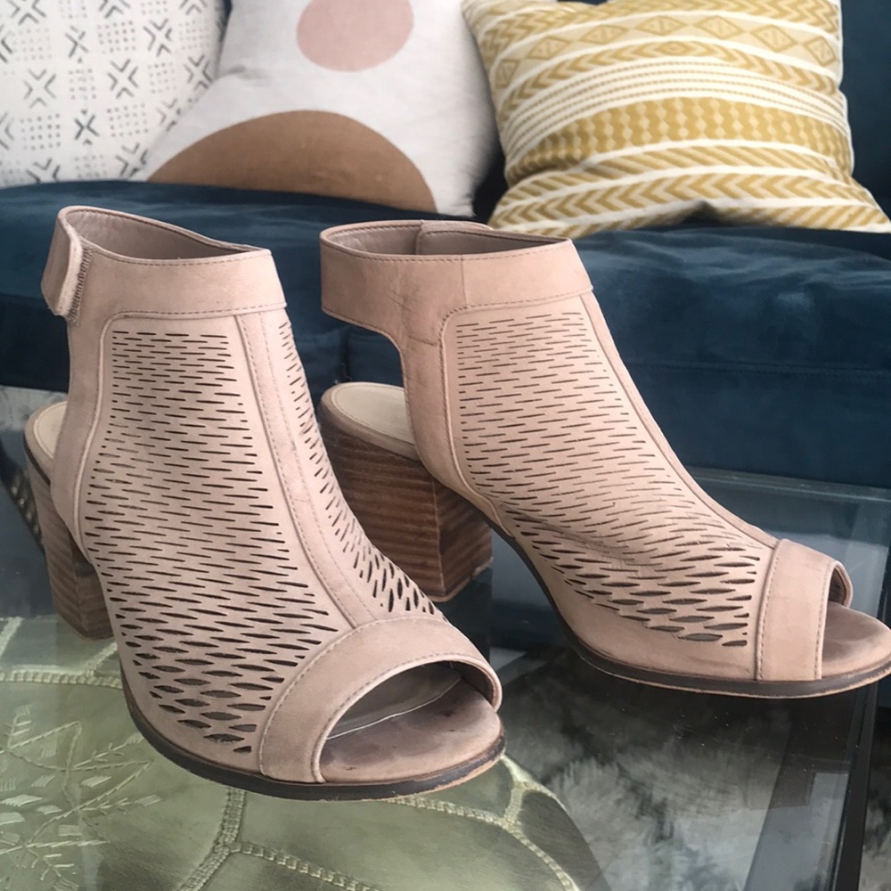 Vince Camuto beige / tan heeled sandals